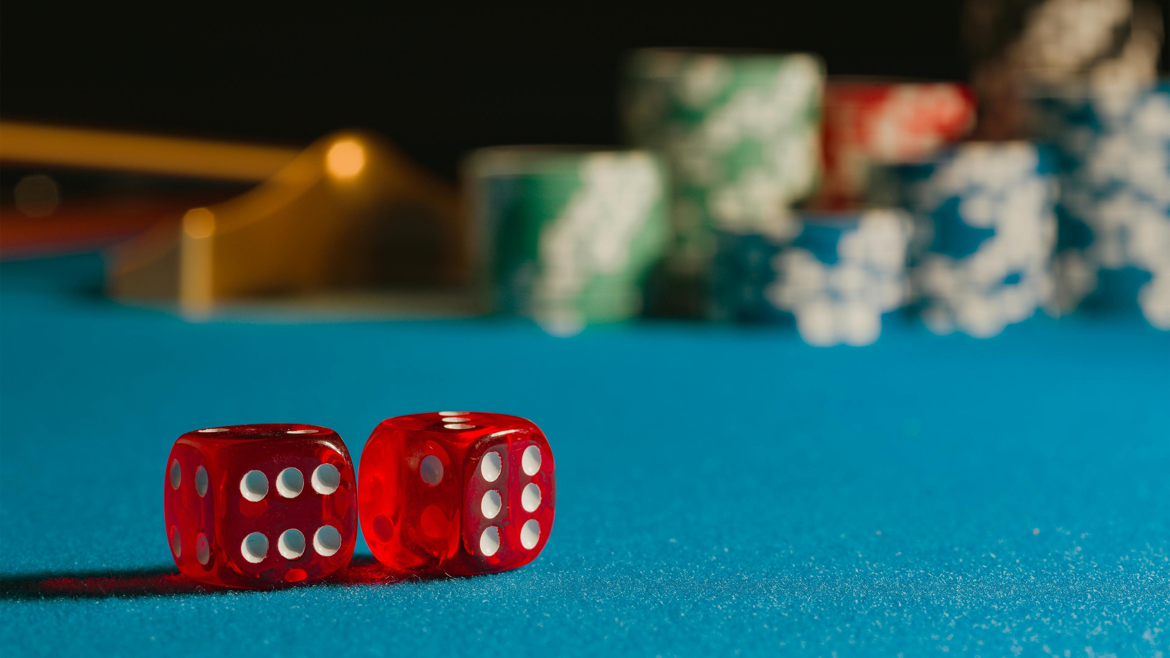 Tampilan aplikasi mobile 55kbet dengan menu game poker dan taruhan olahraga yang responsif